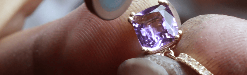 Prüfung eines Amethysts in der Werkstatt