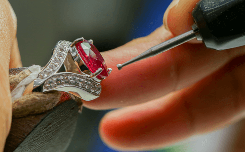 Detail eines Rings mit Rubin und Brillanten